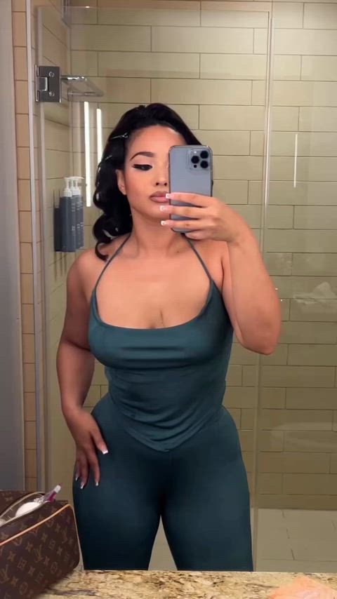 fit fit chicks fitness fitting room thick thick thighs ebony-girls thick-booty clip