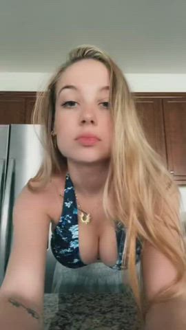 Big Tits Bikini Blonde TikTok clip