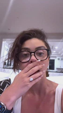 cleavage natural tits sarah hyland clip