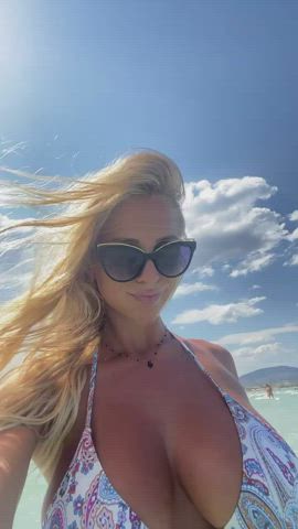 blonde boobs jiggling clip