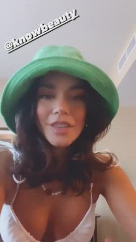 Cleavage Natural Tits Vanessa Hudgens clip