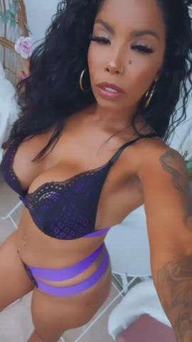 Latina Bombshell ๐จ๐บ