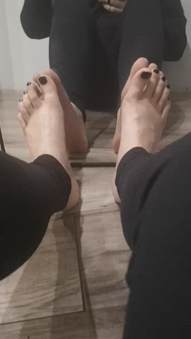 Does anyone have fantasies when they see my feet?πβ€οΈβ€οΈβ€οΈβ€οΈ