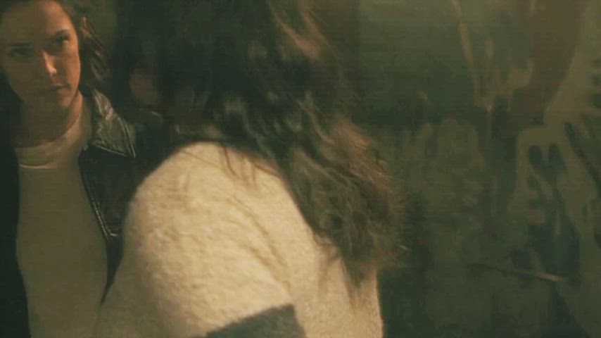 Lily Gladstone and Riley Kenough in Under the Bridge (2024)