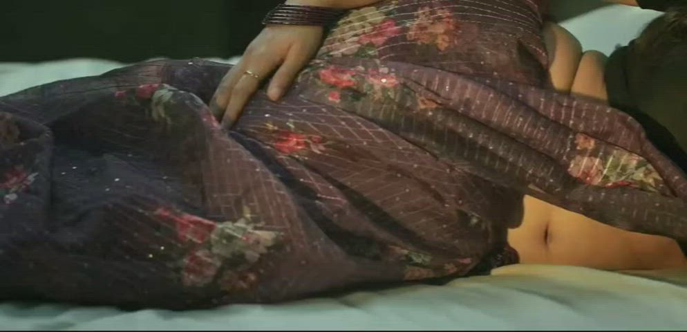 cleavage indian mom saree clip