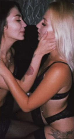 i love kissing my friend 19/20f