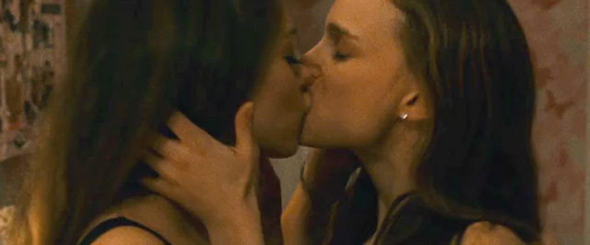 kissing mila kunis natalie portman clip