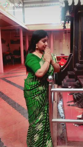 Aunty Indian MILF Saree clip