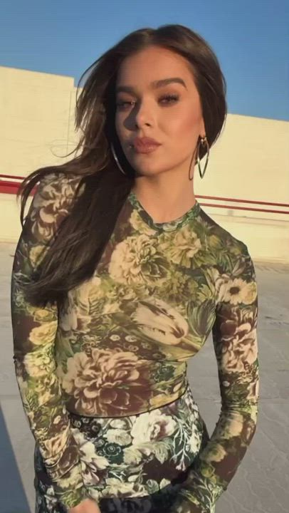Hailee Steinfeld clip