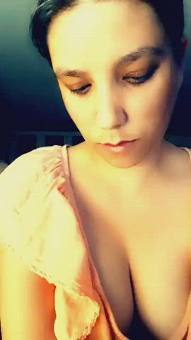 Blue Eyes Brunette Cleavage clip
