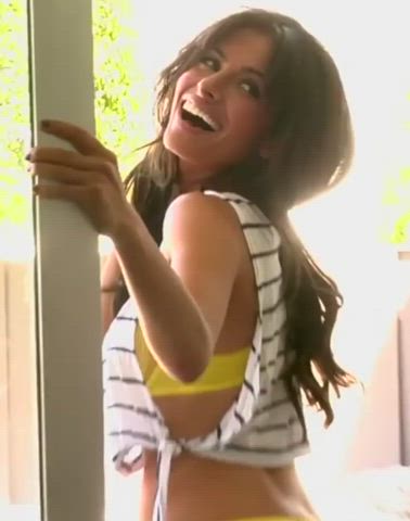 Sarah shahi