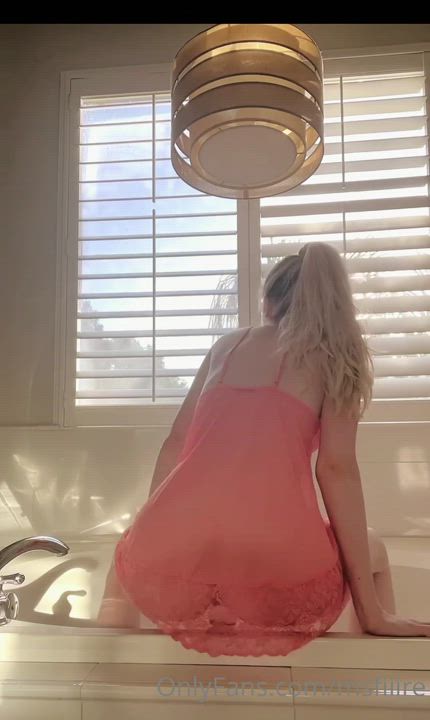 Dancing Deepthroat Dildo clip