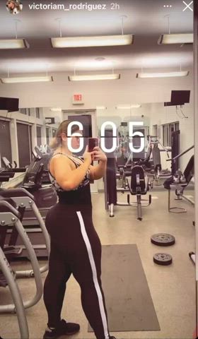 5β11 Hispanic woman at the gym