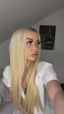 Does anyone here still love licking pussy? 😘