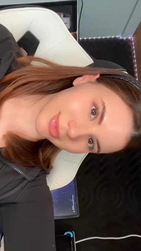 amateur babe big tits boobs cleavage onlyfans petite sexy solo tits amateur-girls