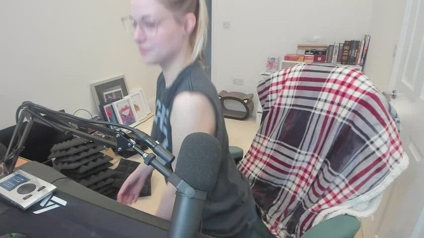 braless milf non-nude pokies clip