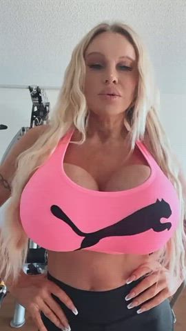 Big Tits Fake Tits Lips clip