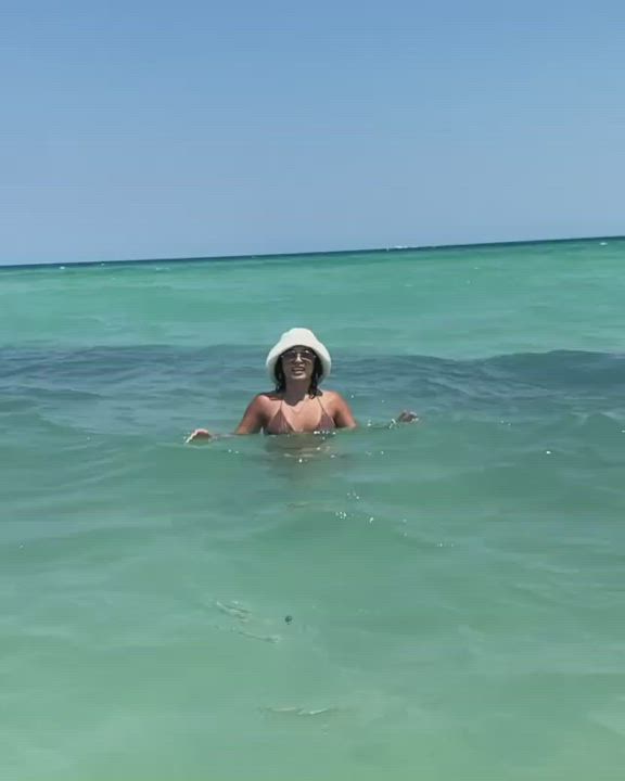 Bikini Cleavage Vanessa Hudgens clip