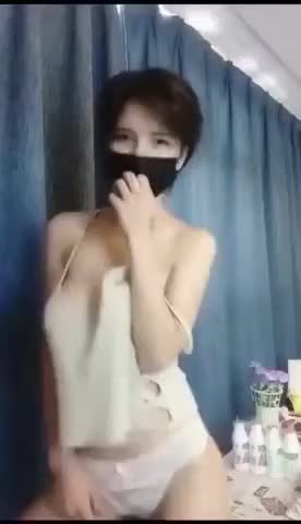 性感女主播走光漏点视频,人美胸白