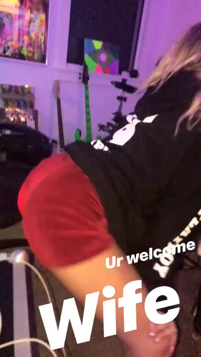 Tana Mongeau Twerking clip