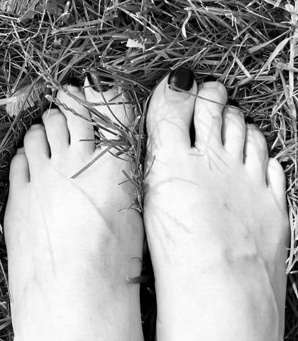 feet in the grass feels so good๐ฆถ๐ป๐ฅฐ
