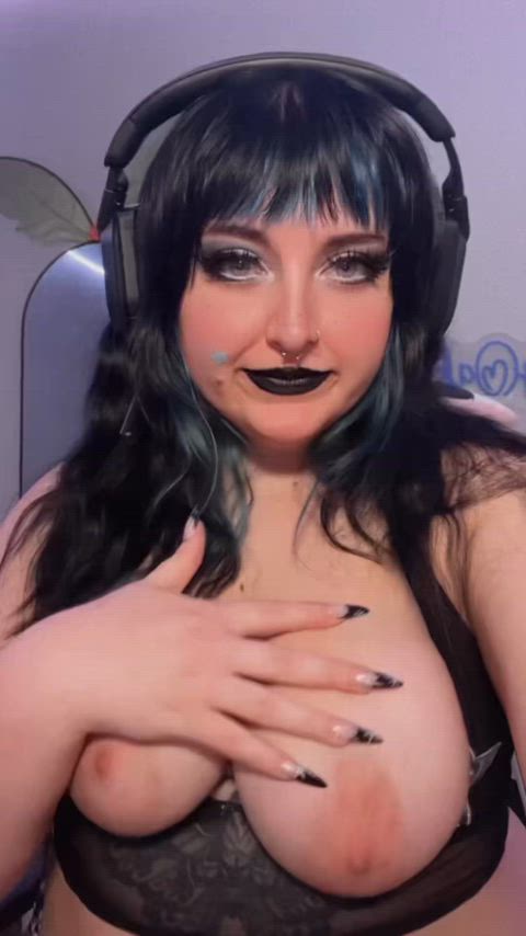 Gamer girl tits