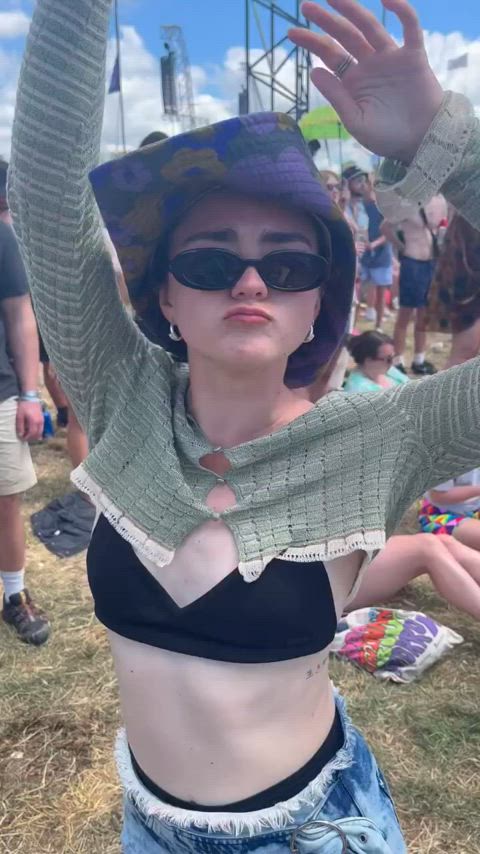 bra dancing maisie williams clip