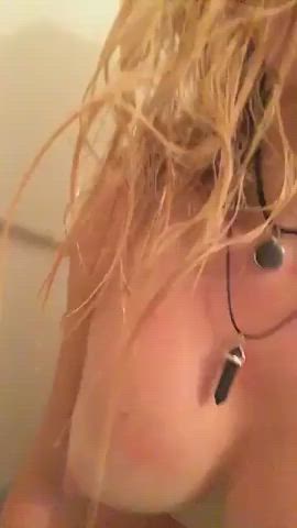 Blonde Solo Pussy Bathtub clip
