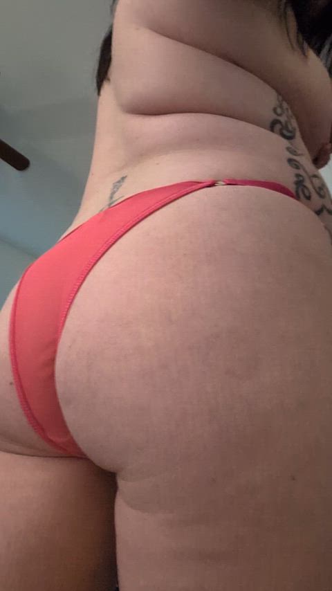 ass cougar curvy long hair tattooed horny-cougars milfs-over-30 thick-booty clip