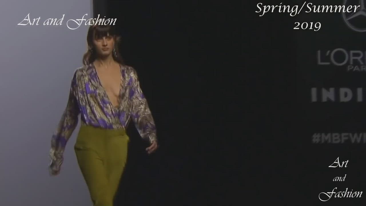 braless model nipslip tits clip