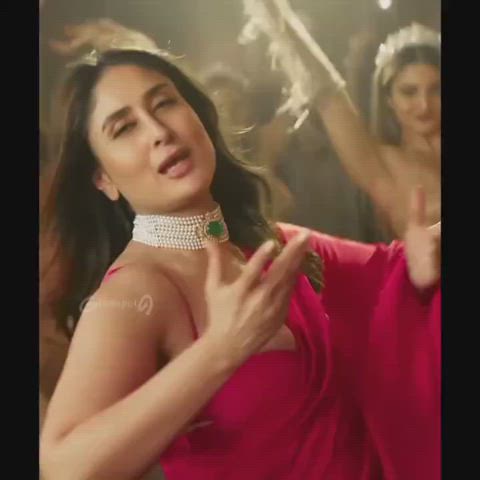 Kareena Kapoor... Milf showing her melons