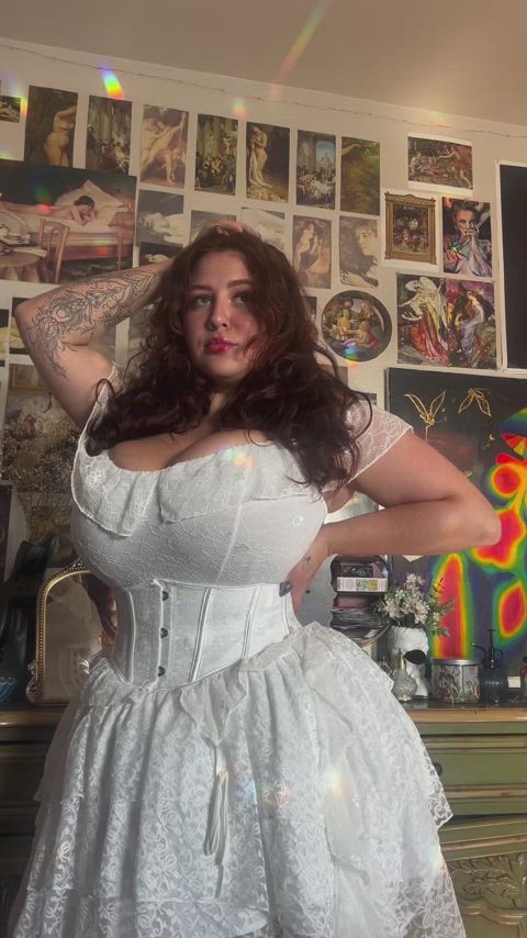 busty cleavage huge tits curvy-chicks clip