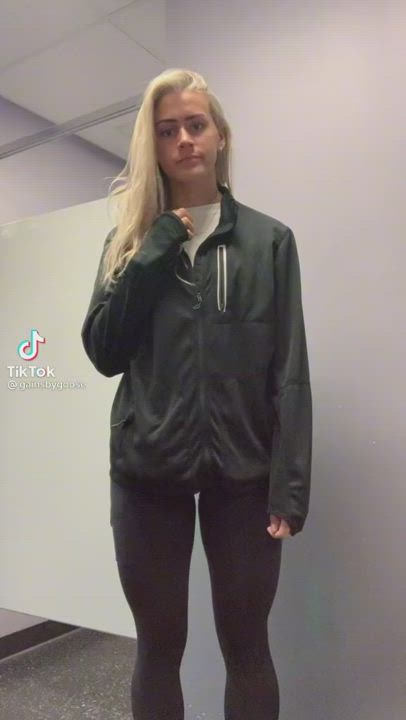 Blonde Fitness Muscular Girl TikTok clip