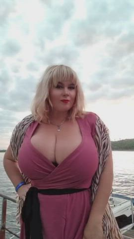 Busty Cleavage Huge Tits clip
