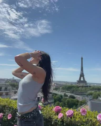 Braless Celebrity Pokies clip