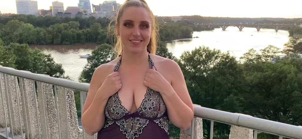 flashing milf public hold-the-moan clip
