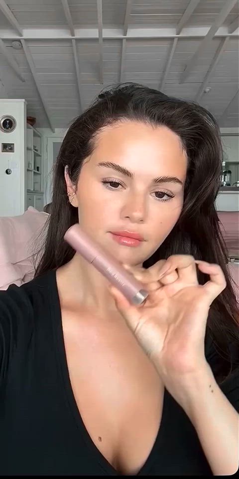 celebrity cleavage selena gomez clip