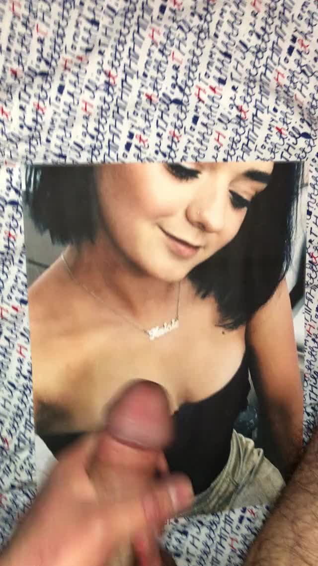Maisie Williams Cumtribute