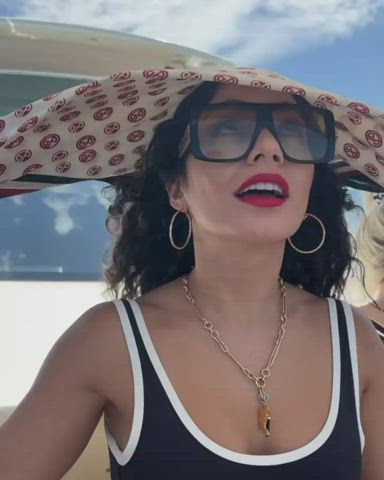 natural tits sarah hyland swimsuit clip