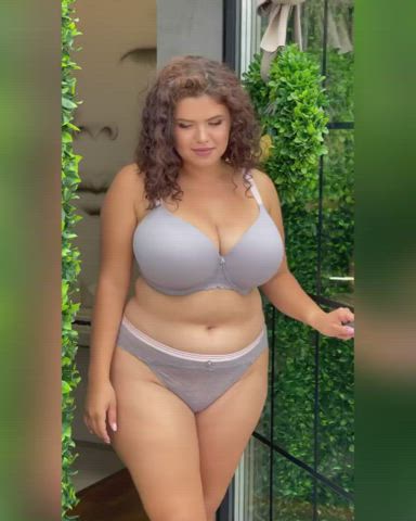 bra busty huge tits clip
